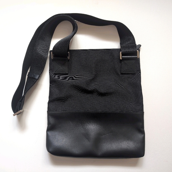 🚫SOLD🚫 Salvatore Ferragamo Black Leather Crossbody Bag with Logo Embroidery - Picture 2 of 8